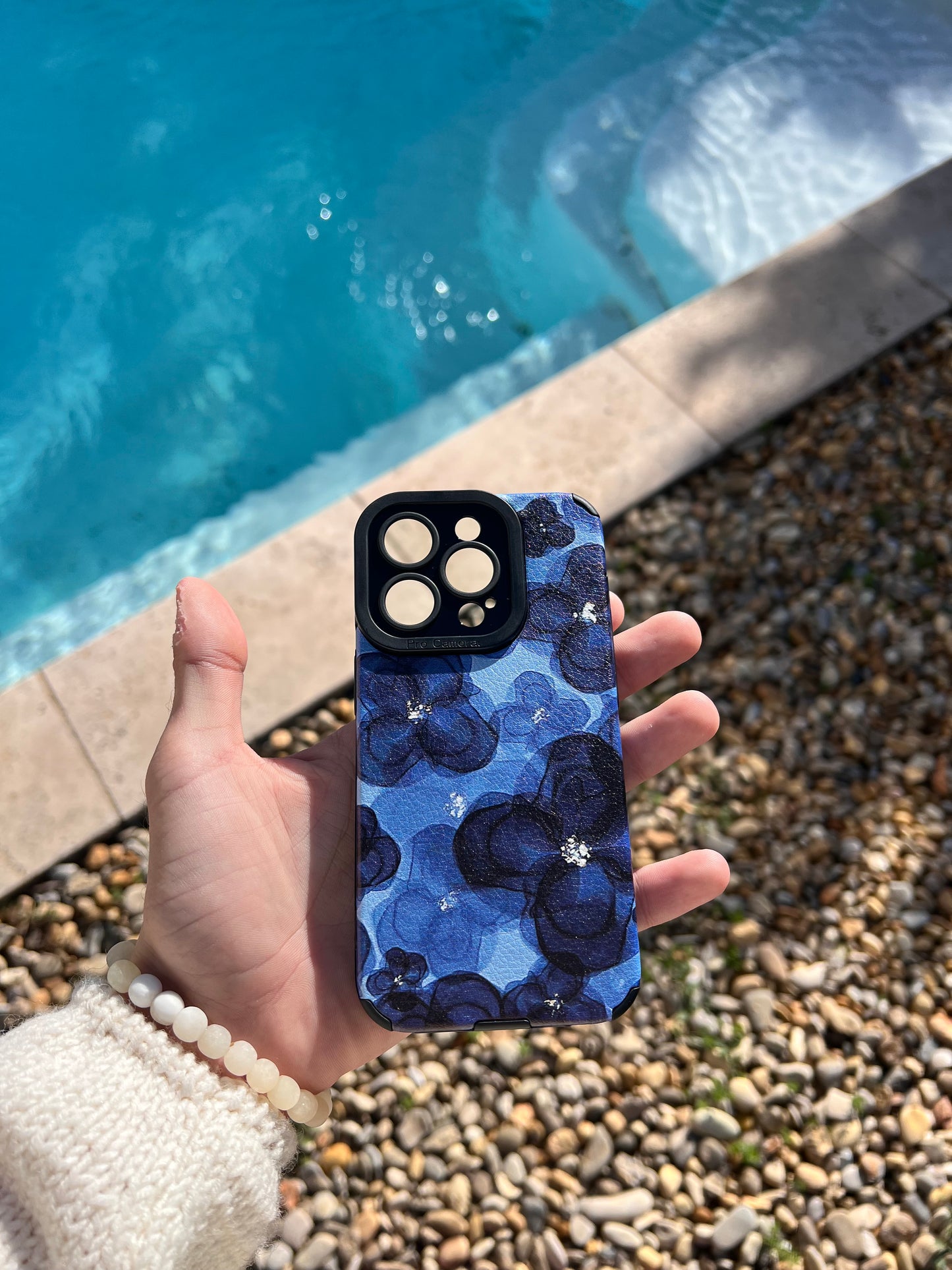 Coque iPhone 14 pro, motif " Fleur aquatique"